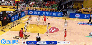 😱这球也能进！许钟豪持球对抗后 翻身远距离打板压哨中投！